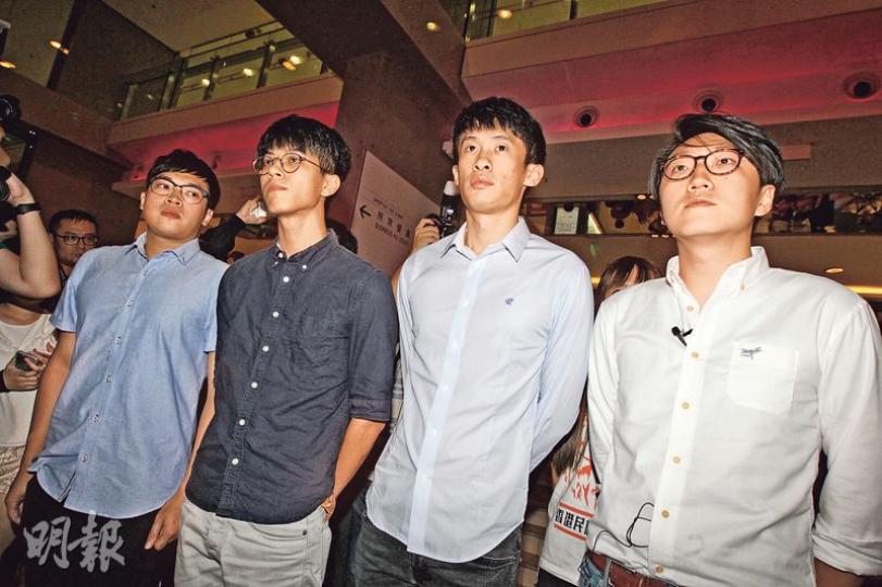 本土民主前線梁天琦(右一)的立法會選舉提名被裁定無效,本民前的「後備」名單、即由青年新政召集人梁頌恒(右二)和本民前前成員李東昇(左一)合組的名單,則獲通知提名有效。梁頌恒稱,不能肯定年初新界東補選曾投票給梁天琦及現時支持梁天琦的選民,會否投票予其名單,但指除了統獨立場,青政提出的理念和政綱,99%與本民前相近。左二為本民前黃台仰。(李紹昌攝) 本土民主前線梁天琦(右一)的立法會選舉提名被裁定無效,本民前的「後備」名單、即由青年新政召集人梁頌恒(右二)和本民前前成員李東昇(左一)合組的名單,則獲通知提名有效。梁頌恒稱,不能肯定年初新界東補選曾投票給梁天琦及現時支持梁天琦的選民,會否投票予其名單,但指除了統獨立場,青政提出的理念和政綱,99%與本民前相近。左二為本民前黃台仰。(李紹昌攝)