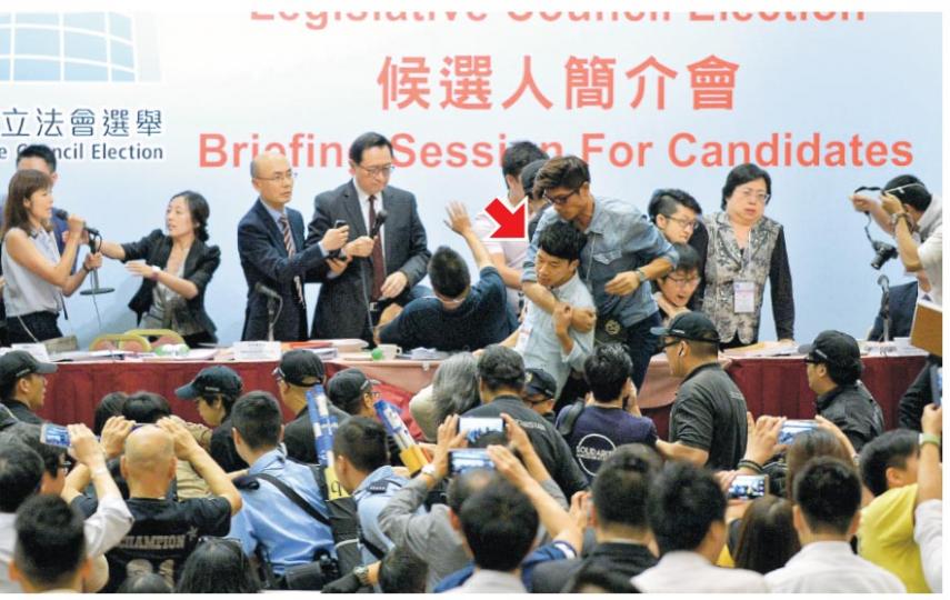 香港眾志、人民力量和社民連等參選人昨在簡介會上,因不滿選管會「政治篩選」,多人衝上台示威,場面混亂,而選管會主席馮驊(台中,持米高峰及打呔者)與工作人員一齊中途離場。其中香港眾志主席羅冠聰(箭嘴示)稱被現場保安強行拉扯落台,整個人從台上被摔落地下。簡介會最終需提早完結,選管會強烈譴責有人擾亂秩序。(鍾林枝攝)否決梁天琦參選資格的新界東選舉主任何麗嫦(後排右二持米高峰者)在參選人號碼抽籤程序時,遭泛民政黨參選人質問為何梁天琦提名無效,場面一度混亂,示威者被工作人員拖離會場。何麗嫦在抽籤期間,有多名 香港眾志、人民力量和社民連等參選人昨在簡介會上,因不滿選管會「政治篩選」,多人衝上台示威,場面混亂,而選管會主席馮驊(台中,持米高峰及打呔者)與工作人員一齊中途離場。其中香港眾志主席羅冠聰(箭嘴示)稱被現場保安強行拉扯落台,整個人從台上被摔落地下。簡介會最終需提早完結,選管會強烈譴責有人擾亂秩序。(鍾林枝攝)否決梁天琦參選資格的新界東選舉主任何麗嫦(後排右二持米高峰者)在參選人號碼抽籤程序時,遭泛民政黨參選人質問為何梁天琦提名無效,場面一度混亂,示威者被工作人員拖離會場。何麗嫦在抽籤期間,有多名