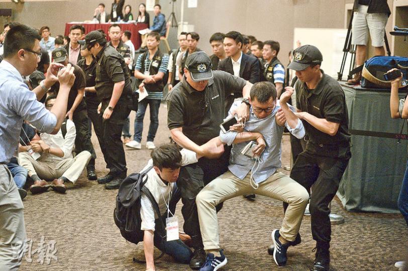 泛民多名候選人昨在抽籤環節時,欲上前質詢新東選舉主任何麗嫦處理提名不公。參選港島的工黨鄭司律(中間藍衣)以及超區的民主黨鄺俊宇(左方跪地者)等被保安人員拖走。(鍾林枝攝)立法會候選人簡介會昨甫開始已陷入混亂,泛民多個政黨候選人舉起橫額,高呼「反對政治篩選」等口號抗議,其後離場。(鍾林枝攝) 泛民多名候選人昨在抽籤環節時,欲上前質詢新東選舉主任何麗嫦處理提名不公。參選港島的工黨鄭司律(中間藍衣)以及超區的民主黨鄺俊宇(左方跪地者)等被保安人員拖走。(鍾林枝攝)立法會候選人簡介會昨甫開始已陷入混亂,泛民多個政黨候選人舉起橫額,高呼「反對政治篩選」等口號抗議,其後離場。(鍾林枝攝)