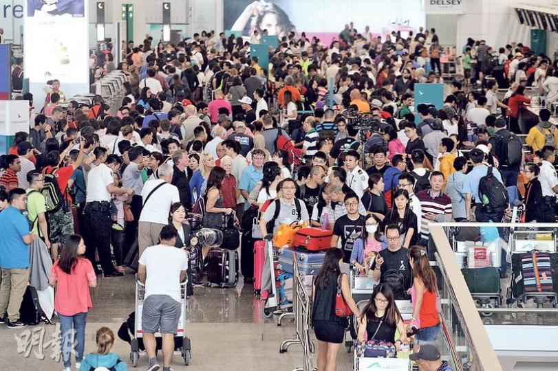 8號暴風信號除下後,大批滯留機場的旅客獲安排分流登機,亦有市民特意趕到機場查詢航班情况。(李紹昌攝)西貢昨有樹木倒塌,風雨過後,有小童上街助家人購買日用品。(鄧宗弘攝)颱風期間,上環有衛星接收器被大風吹跌墜街。(蔡方山攝)深圳旅客薛先生一家三口,稱昨晨在青衣酒店去機場時遇到的士濫收車資,一度索價千元,薛家最後上了另一收費300元的士。(邱雅錡攝) 8號暴風信號除下後,大批滯留機場的旅客獲安排分流登機,亦有市民特意趕到機場查詢航班情况。(李紹昌攝)西貢昨有樹木倒塌,風雨過後,有小童上街助家人購買日用品。(鄧宗弘攝)颱風期間,上環有衛星接收器被大風吹跌墜街。(蔡方山攝)深圳旅客薛先生一家三口,稱昨晨在青衣酒店去機場時遇到的士濫收車資,一度索價千元,薛家最後上了另一收費300元的士。(邱雅錡攝)
