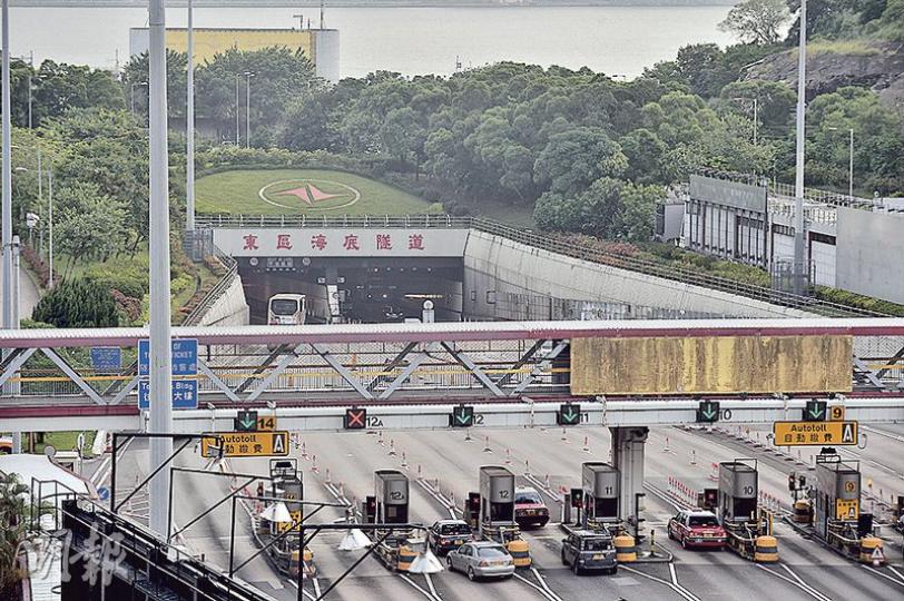 東區海底隧道專營權周日屆滿,將由政府接收及委託承辦商管理及維修。圖為東隧九龍出入口。(馮凱鍵攝) 東區海底隧道專營權周日屆滿,將由政府接收及委託承辦商管理及維修。圖為東隧九龍出入口。(馮凱鍵攝)