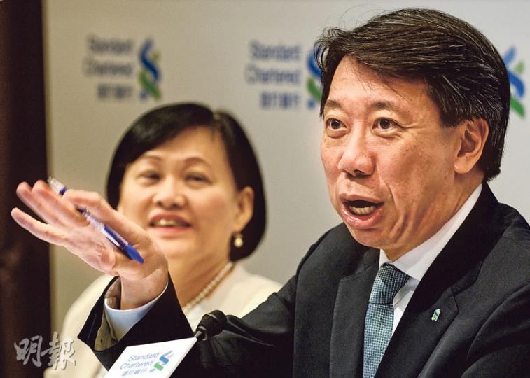 渣打大中華區行政總裁洪丕正(右)指出,現時未能決定今年是否恢復派息,需要年底檢討。(劉焌陶攝) 渣打大中華區行政總裁洪丕正(右)指出,現時未能決定今年是否恢復派息,需要年底檢討。(劉焌陶攝)