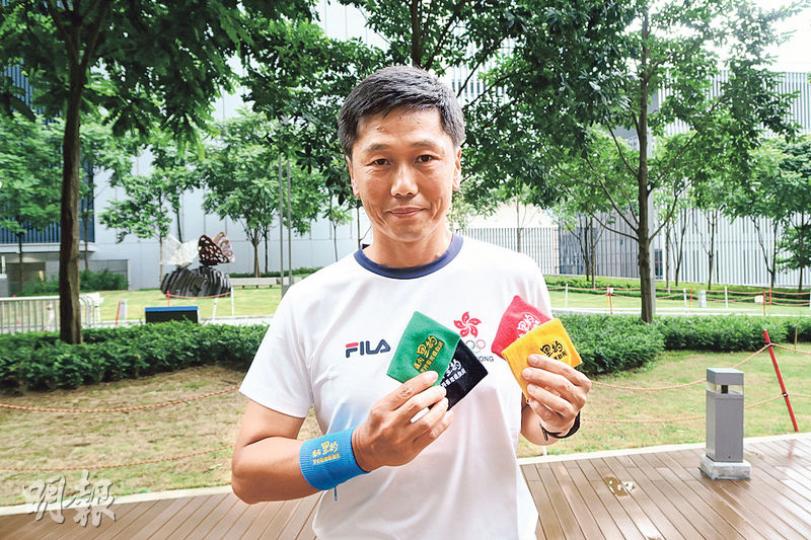 體育專員楊德強穿上港隊上衣與傳媒茶敘,展示為今屆奧運港隊打氣而製作的紀念手帶,設計用上奧運五色。他說,自己下周出發往巴西捧場,希望港隊有運動員可衝擊奧運獎牌,指近來單車、乒乓球、風帆及羽毛球表現非常好。(岑詠欣攝) 體育專員楊德強穿上港隊上衣與傳媒茶敘,展示為今屆奧運港隊打氣而製作的紀念手帶,設計用上奧運五色。他說,自己下周出發往巴西捧場,希望港隊有運動員可衝擊奧運獎牌,指近來單車、乒乓球、風帆及羽毛球表現非常好。(岑詠欣攝)