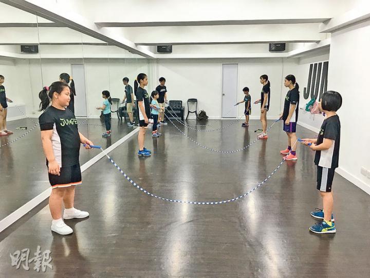 中國香港跳繩總會副主席、Jumper繩舞館教練朱梓健表示,近年有五六間在工廈營運的跳繩學校,自己亦曾擔心學校違反地契用途,但會盡量加強安全措施。圖為朱梓健任教的跳繩班上堂情况。(鄧可盈攝) 中國香港跳繩總會副主席、Jumper繩舞館教練朱梓健表示,近年有五六間在工廈營運的跳繩學校,自己亦曾擔心學校違反地契用途,但會盡量加強安全措施。圖為朱梓健任教的跳繩班上堂情况。(鄧可盈攝)