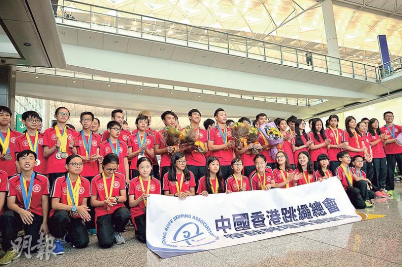 一行137人的香港跳繩代表團昨日返港,不少運動員的親朋好友在機場等候,並預備鮮花恭賀港隊勇奪79面獎牌。(蘇智鑫攝) 一行137人的香港跳繩代表團昨日返港,不少運動員的親朋好友在機場等候,並預備鮮花恭賀港隊勇奪79面獎牌。(蘇智鑫攝)