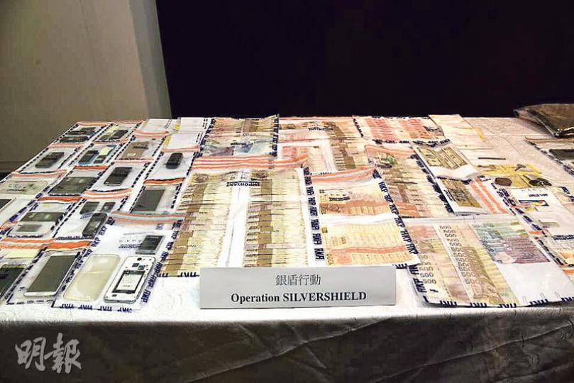 警方及入境處聯同廣東省公安邊防總隊接連搗破兩個人蛇集團,行動中檢獲現金及手提電話等證物。(鍾炳然攝) 警方及入境處聯同廣東省公安邊防總隊接連搗破兩個人蛇集團,行動中檢獲現金及手提電話等證物。(鍾炳然攝)