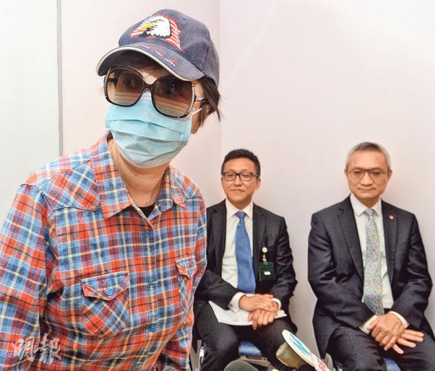 陳女士(左)有焦慮症狀,原本排期至明年7月診治,因參與先導計劃,提早在上月接受治療,焦慮情况已有改善。旁為聯合醫院精神科顧問醫生彭培輝(中)及九龍東醫院聯網總監徐德義(右)。(劉焌陶攝) 陳女士(左)有焦慮症狀,原本排期至明年7月診治,因參與先導計劃,提早在上月接受治療,焦慮情况已有改善。旁為聯合醫院精神科顧問醫生彭培輝(中)及九龍東醫院聯網總監徐德義(右)。(劉焌陶攝)
