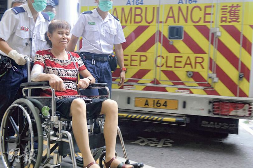 其中一名被腐蝕液體濺傷手臂的女子,由救護員送院治理。(陳柔雅攝)警方派員到現場檢走疑被腐液腐蝕的物質作化驗。(林智傑攝) 其中一名被腐蝕液體濺傷手臂的女子,由救護員送院治理。(陳柔雅攝)警方派員到現場檢走疑被腐液腐蝕的物質作化驗。(林智傑攝)