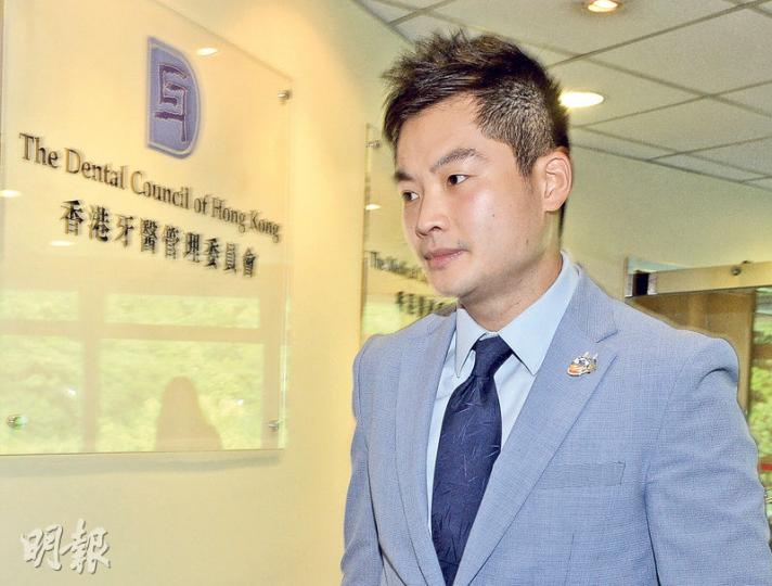 牙醫趙汗青為病人「杜牙根」後遺留根管銼碎片,昨被裁定專業失德,離開時無回應記者提問。(劉焌陶攝) 牙醫趙汗青為病人「杜牙根」後遺留根管銼碎片,昨被裁定專業失德,離開時無回應記者提問。(劉焌陶攝)