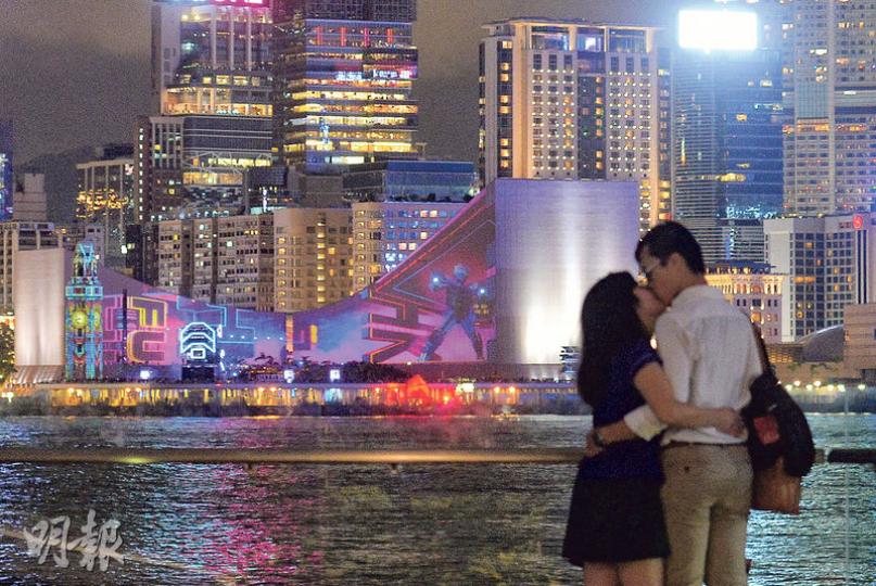 新一輪「閃躍維港」3D光雕匯演今晚開始喺尖沙嘴舉行,燈光效果投影在文化中心外牆,映襯維港夜景。(鄧宗弘攝) 新一輪「閃躍維港」3D光雕匯演今晚開始喺尖沙嘴舉行,燈光效果投影在文化中心外牆,映襯維港夜景。(鄧宗弘攝)