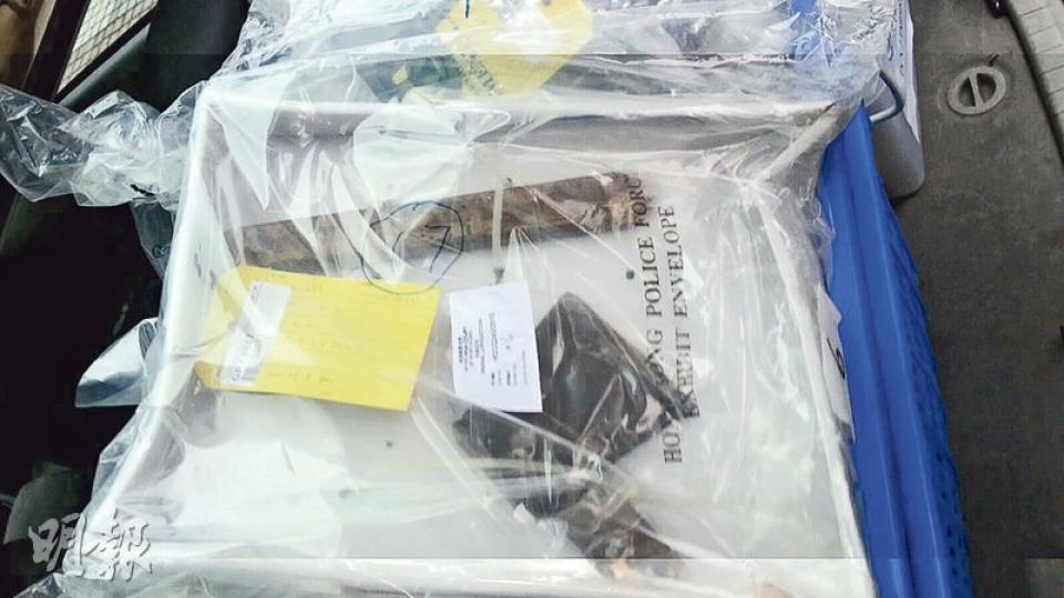 司機王豐前年殺害紅杏出牆的妻子,昨被裁定謀殺罪成判囚終身。早前控方指被告用斧頭襲擊妻子,再以毛巾纏她的頸,但被告均表示忘記,稱當時腦海一片空白。圖中為列為證物的斧頭,已斷成兩截。(羅霜寧攝) 司機王豐前年殺害紅杏出牆的妻子,昨被裁定謀殺罪成判囚終身。早前控方指被告用斧頭襲擊妻子,再以毛巾纏她的頸,但被告均表示忘記,稱當時腦海一片空白。圖中為列為證物的斧頭,已斷成兩截。(羅霜寧攝)
