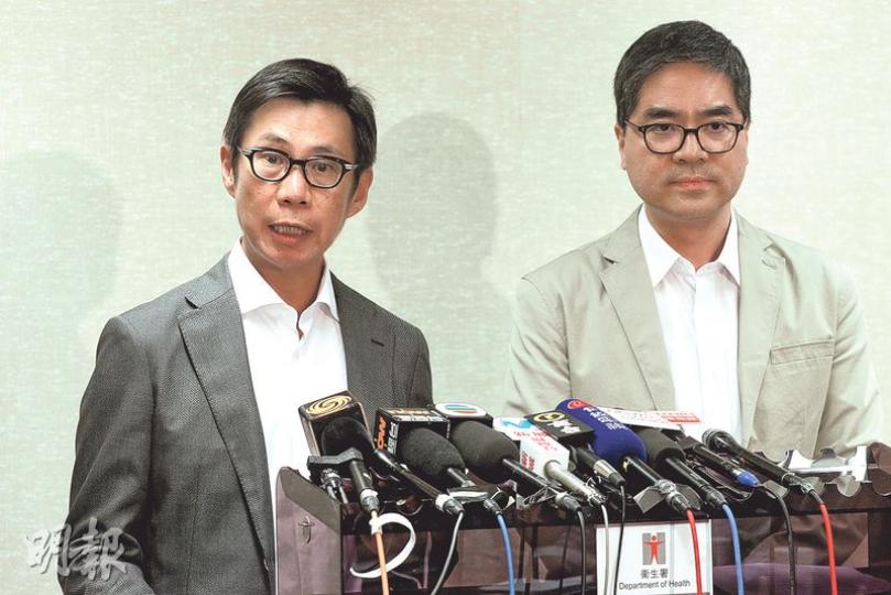 本港接獲10宗懷疑肉毒中毒個案,8宗報稱在內地注射,衛生署首席醫生溫遠光(右)提醒市民在境外注射要格外小心。左為香港中毒諮詢中心顧問醫生謝萬里。(李紹昌攝) 本港接獲10宗懷疑肉毒中毒個案,8宗報稱在內地注射,衛生署首席醫生溫遠光(右)提醒市民在境外注射要格外小心。左為香港中毒諮詢中心顧問醫生謝萬里。(李紹昌攝)
