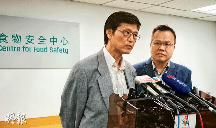 食物安全中心顧問醫生何玉賢(左)表示,人進食過量含哮喘藥的豬肉,尤其豬肺等內臟,有可能出現心跳加速、頭暈等症狀,有關徵狀一般於24小時內消失。右為食環署助理署長霍炳林。(鄧可盈攝)內地供港活豬驗出哮喘藥,惠康批發商亦有受影響,本報記者昨晚到何文田窩打老道惠康分店,發現有售本地農場豬肉(圖);其後食環署公布受影響惠康分店在藍田啟田商場及上水彩園商場。(劉焌陶攝) 食物安全中心顧問醫生何玉賢(左)表示,人進食過量含哮喘藥的豬肉,尤其豬肺等內臟,有可能出現心跳加速、頭暈等症狀,有關徵狀一般於24小時內消失。右為食環署助理署長霍炳林。(鄧可盈攝)內地供港活豬驗出哮喘藥,惠康批發商亦有受影響,本報記者昨晚到何文田窩打老道惠康分店,發現有售本地農場豬肉(圖);其後食環署公布受影響惠康分店在藍田啟田商場及上水彩園商場。(劉焌陶攝)