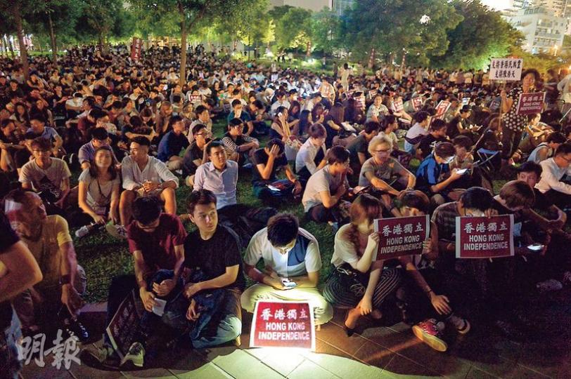 香港民族黨昨晚在添馬公園舉行集會,以「捍衛民主,香港獨立」為主題,出席者坐滿大半個添馬公園 ,集會維時約2.5小時,出席者完場後和平散去。(鍾林枝攝)昨日傍晚開始,警方在政府總部外圍多處組成小隊,截查進入添馬公園的人,記錄其身分證資料及搜查隨身物品,同時攝錄過程。(鄧宗弘攝)警方在添馬公園附近設路障截查車輛,其中在龍和道,軍裝警員更一度登上旅遊巴(圖)查看,確定無異樣才放行。(鄧宗弘攝) 香港民族黨昨晚在添馬公園舉行集會,以「捍衛民主,香港獨立」為主題,出席者坐滿大半個添馬公園 ,集會維時約2.5小時,出席者完場後和平散去。(鍾林枝攝)昨日傍晚開始,警方在政府總部外圍多處組成小隊,截查進入添馬公園的人,記錄其身分證資料及搜查隨身物品,同時攝錄過程。(鄧宗弘攝)警方在添馬公園附近設路障截查車輛,其中在龍和道,軍裝警員更一度登上旅遊巴(圖)查看,確定無異樣才放行。(鄧宗弘攝)