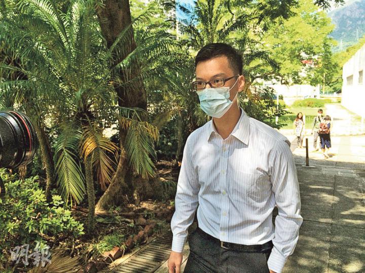入境助理員朱衡知涉張貼「懸紅1萬元殺警」言論,被控企圖明知地誤導警務人員罪,他否認控罪。(黃文雋攝) 入境助理員朱衡知涉張貼「懸紅1萬元殺警」言論,被控企圖明知地誤導警務人員罪,他否認控罪。(黃文雋攝)