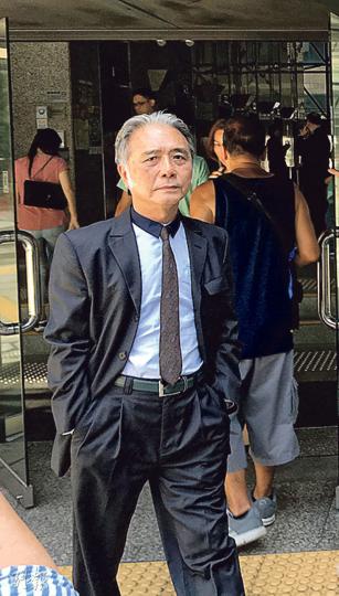 退休高級警員吳重正(圖)早前被裁定阻差辦公罪成,昨被罰款4000元。辯方求情時透露他現時任職「睇場」,用「講道理」的方法制止廝殺,「算係一種社會服務」,法官聞言不禁失笑。(黃建邦攝) 退休高級警員吳重正(圖)早前被裁定阻差辦公罪成,昨被罰款4000元。辯方求情時透露他現時任職「睇場」,用「講道理」的方法制止廝殺,「算係一種社會服務」,法官聞言不禁失笑。(黃建邦攝)
