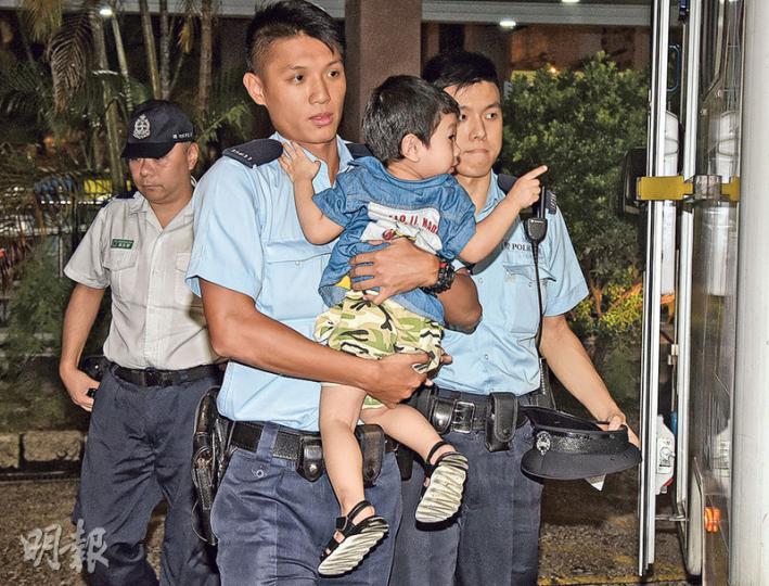 走失兩小時後被尋回的兩歲大男童,由警員抱着送院檢驗。(蔡方山攝) 走失兩小時後被尋回的兩歲大男童,由警員抱着送院檢驗。(蔡方山攝)