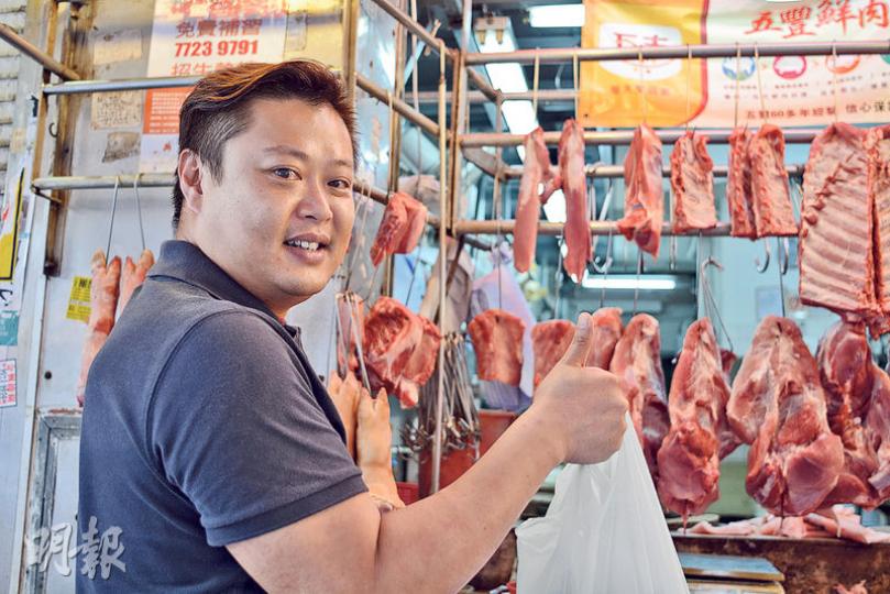 市民吳先生表示,長期光顧灣仔興和肉食公司,不擔心該店的豬肉有問題。他亦不怕進食「哮喘豬」會影響健康,「豬肉通常都會煮熟才食,應該會無事」。(許芳文攝)市民馬太表示,不知道樂富街市威記肉枱被列入「哮喘豬」零售點名單,只從新聞得知有涉事豬流入惠康和佳寶。馬太說,光顧威記肉枱已近20年,「呢度啲豬好靚,吃了很久都無事」,對於威記梁老闆稱被「點錯相」,馬太表示「替他感到不值」。(許芳文攝) 市民吳先生表示,長期光顧灣仔興和肉食公司,不擔心該店的豬肉有問題。他亦不怕進食「哮喘豬」會影響健康,「豬肉通常都會煮熟才食,應該會無事」。(許芳文攝)市民馬太表示,不知道樂富街市威記肉枱被列入「哮喘豬」零售點名單,只從新聞得知有涉事豬流入惠康和佳寶。馬太說,光顧威記肉枱已近20年,「呢度啲豬好靚,吃了很久都無事」,對於威記梁老闆稱被「點錯相」,馬太表示「替他感到不值」。(許芳文攝)