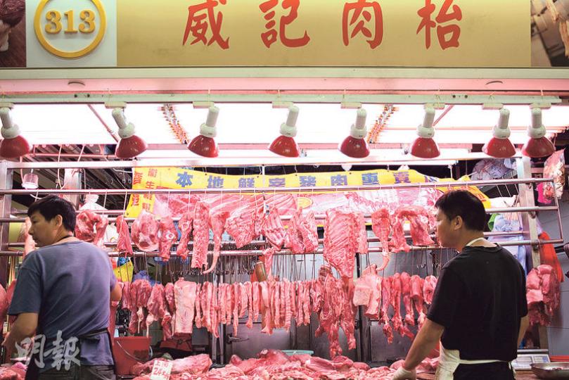 食環署公布樂富街市威記肉枱受哮喘豬影響,老闆梁先生稱食環署並無封存該檔豬肉,卻榜上有名,感到冤枉。他說,該檔平日在傍晚約5時幾乎可賣出全部豬肉,但昨日同時段店內仍掛滿豬肉,生意額大跌四、五成。(許芳文攝)江西哮喘豬流入市面,涉事的上環街市永成號的豬肉前日被封存,政府化驗所進一步測試確認樣本含藥殘,這批豬肉今日會銷毁。(李紹昌攝)據食環署張貼的通告,永成號有逾1000公斤豬肉及內臟被封存在雪櫃,包括前日中午運到的4隻豬及存貨。職員稱政府檢疫出問題,卻要肉枱受罪,自言是最大受害者。(李紹昌攝) 食環署公布樂富街市威記肉枱受哮喘豬影響,老闆梁先生稱食環署並無封存該檔豬肉,卻榜上有名,感到冤枉。他說,該檔平日在傍晚約5時幾乎可賣出全部豬肉,但昨日同時段店內仍掛滿豬肉,生意額大跌四、五成。(許芳文攝)江西哮喘豬流入市面,涉事的上環街市永成號的豬肉前日被封存,政府化驗所進一步測試確認樣本含藥殘,這批豬肉今日會銷毁。(李紹昌攝)據食環署張貼的通告,永成號有逾1000公斤豬肉及內臟被封存在雪櫃,包括前日中午運到的4隻豬及存貨。職員稱政府檢疫出問題,卻要肉枱受罪,自言是最大受害者。(李紹昌攝)