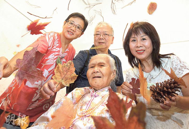 54歲的林彩朗(左)、70歲的王協莊(後排中)、96歲的周潤谷(前排中)及其女兒潘鳳群(右)昔日同為新界農民,曾分別獲嘉道理農業輔助會資助建水井、農舍及獲發雞苗及小豬,多年後他們仍把恩情銘記於心,各自把助人精神「開枝散葉」。(李紹昌攝) 54歲的林彩朗(左)、70歲的王協莊(後排中)、96歲的周潤谷(前排中)及其女兒潘鳳群(右)昔日同為新界農民,曾分別獲嘉道理農業輔助會資助建水井、農舍及獲發雞苗及小豬,多年後他們仍把恩情銘記於心,各自把助人精神「開枝散葉」。(李紹昌攝)