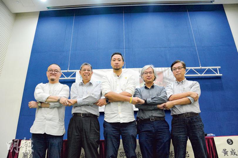 社福界5名候選人應主持人要求手拉手合照,以營造輕鬆氣氛。圖左起為邵家臻、關銳煊、曾健超、葉建忠及黃成智。(許芳文攝) 社福界5名候選人應主持人要求手拉手合照,以營造輕鬆氣氛。圖左起為邵家臻、關銳煊、曾健超、葉建忠及黃成智。(許芳文攝)