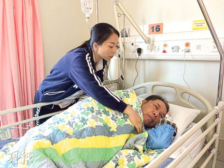 曾太(左)昨繼續到醫院照料患腦癌的丈夫曾慶倫(右),又安慰說:「現在沒事就好,之前的事(失蹤)就當作夢一場」。(鍾林枝攝) 曾太(左)昨繼續到醫院照料患腦癌的丈夫曾慶倫(右),又安慰說:「現在沒事就好,之前的事(失蹤)就當作夢一場」。(鍾林枝攝)