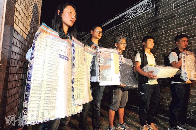 行動中,探員檢獲一批聲稱能洗「黑錢」的藥水、製造偽鈔工具、一批染黑及偽造假美鈔等證物。(樊銳日攝) 行動中,探員檢獲一批聲稱能洗「黑錢」的藥水、製造偽鈔工具、一批染黑及偽造假美鈔等證物。(樊銳日攝)