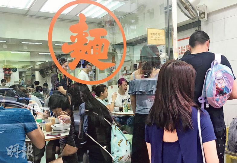 記者昨午到深水埗一間以賣豬膶麵馳名的食肆,店內座無虛席,店員稱生意額與以往沒大分別。(鄧可盈攝) 記者昨午到深水埗一間以賣豬膶麵馳名的食肆,店內座無虛席,店員稱生意額與以往沒大分別。(鄧可盈攝)