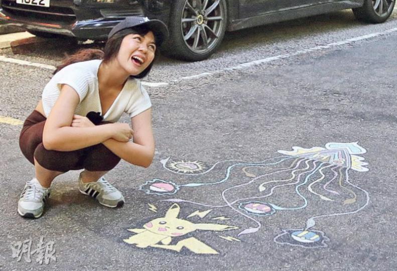 尖沙嘴厚福街行車路面出現精靈塗鴉,吸引市民及訓練員合照。(伍浦鋒攝) 尖沙嘴厚福街行車路面出現精靈塗鴉,吸引市民及訓練員合照。(伍浦鋒攝)