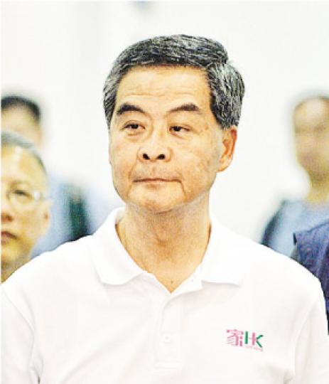 特首梁振英昨日出席「全民運動日」活動 ,與在場年輕人及傷殘運動員交流。他回應傳媒提問時稱沒有就港獨參選人問題接觸選舉主任,強調選舉主任不受政治干預作決定。(蘇智鑫攝) 特首梁振英昨日出席「全民運動日」活動 ,與在場年輕人及傷殘運動員交流。他回應傳媒提問時稱沒有就港獨參選人問題接觸選舉主任,強調選舉主任不受政治干預作決定。(蘇智鑫攝)