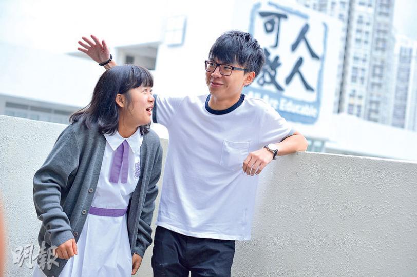 伯裘書院轉校生Will(右)及新來港女生羅絢丹(左)是同班同學,視對方為假想敵,經常為全級第一名拼得你死我活,但巾幗不讓鬚眉,幾乎每次都是絢丹包攬第一。(蘇智鑫攝) 伯裘書院轉校生Will(右)及新來港女生羅絢丹(左)是同班同學,視對方為假想敵,經常為全級第一名拼得你死我活,但巾幗不讓鬚眉,幾乎每次都是絢丹包攬第一。(蘇智鑫攝)