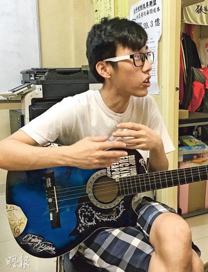 楊同學表示,曾努力適應學制,如背誦生字去應付考試,但發現效果不佳,寧願花時間在音樂上。(鄧可盈攝)關注學童發展權利聯席發表「高中生升學意向與可見發展機會」調查報告,一班年輕人在會上高叫「潛能發展被阻礙,缺乏機會好無奈」等口號。(鄧可盈攝) 楊同學表示,曾努力適應學制,如背誦生字去應付考試,但發現效果不佳,寧願花時間在音樂上。(鄧可盈攝)關注學童發展權利聯席發表「高中生升學意向與可見發展機會」調查報告,一班年輕人在會上高叫「潛能發展被阻礙,缺乏機會好無奈」等口號。(鄧可盈攝)