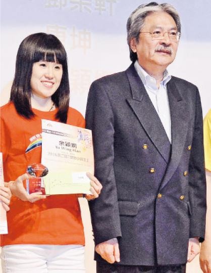財政司長曾俊華(右)噚日出席「傑出小戰士選舉頒獎典禮」,得獎者都係兒時曾患重病、其後有卓越成就嘅人,財爺讚揚佢哋勇敢應對人生挑戰。(馮凱鍵攝)特首梁振英(右)噚日喺調景嶺出席「全民運動日」,落場玩滾球,佢之後喺facebook發文,祝香港運動員喺里約奧運「滿載而歸」。左為體育專員楊德強。(蘇智鑫攝) 財政司長曾俊華(右)噚日出席「傑出小戰士選舉頒獎典禮」,得獎者都係兒時曾患重病、其後有卓越成就嘅人,財爺讚揚佢哋勇敢應對人生挑戰。(馮凱鍵攝)特首梁振英(右)噚日喺調景嶺出席「全民運動日」,落場玩滾球,佢之後喺facebook發文,祝香港運動員喺里約奧運「滿載而歸」。左為體育專員楊德強。(蘇智鑫攝)