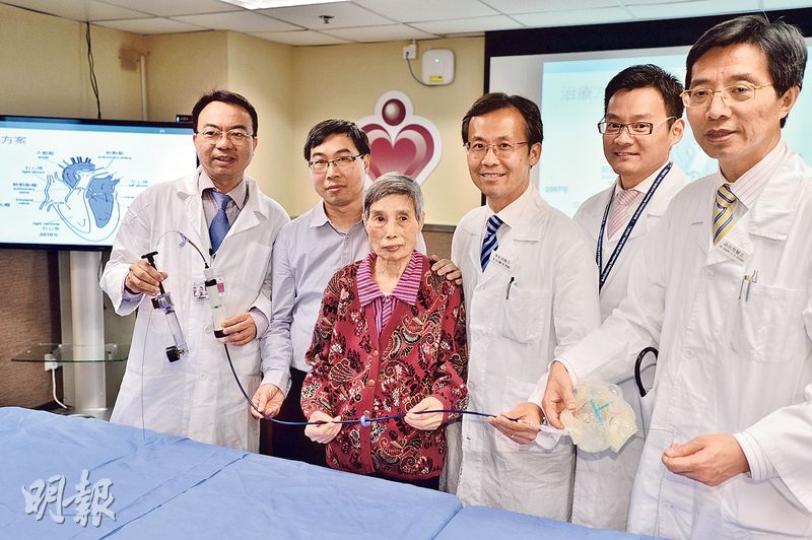 伊利沙伯心臟科團隊近日為心衰竭的77歲岑婆婆(左三)同步換三尖瓣及主動脈瓣,創世界紀錄。圖左起為該院心臟科顧問醫生陳鑑添、婆婆兒子蔡先生、岑婆婆、顧問醫生李耿淵、副顧問醫生陳良貴及顧問醫生蔣忠想。(馮凱鍵攝) 伊利沙伯心臟科團隊近日為心衰竭的77歲岑婆婆(左三)同步換三尖瓣及主動脈瓣,創世界紀錄。圖左起為該院心臟科顧問醫生陳鑑添、婆婆兒子蔡先生、岑婆婆、顧問醫生李耿淵、副顧問醫生陳良貴及顧問醫生蔣忠想。(馮凱鍵攝)