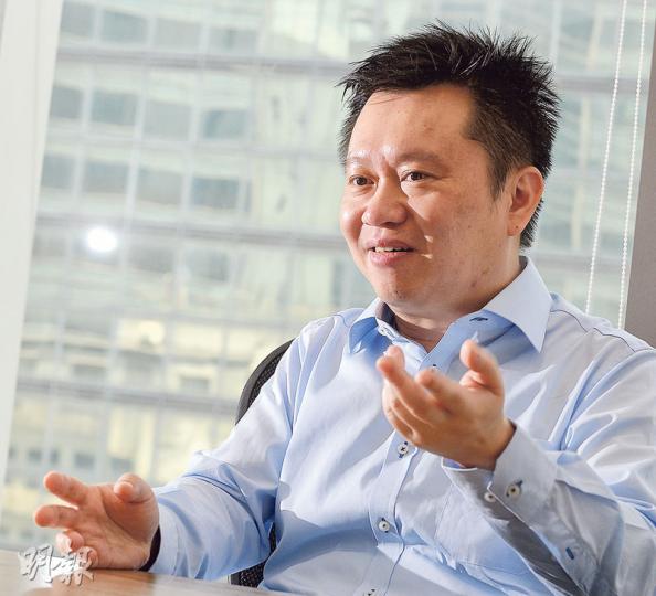 祝振駒表示,強勢板塊輪換的情况明顯,但能否捕捉升浪就要靠投資者的市場觸覺,他認為匯控及渣打業績有好消息,又受惠於英倫銀行放水,相信該兩大英資銀行股料成為新一批強勢股。(劉焌陶攝) 祝振駒表示,強勢板塊輪換的情况明顯,但能否捕捉升浪就要靠投資者的市場觸覺,他認為匯控及渣打業績有好消息,又受惠於英倫銀行放水,相信該兩大英資銀行股料成為新一批強勢股。(劉焌陶攝)