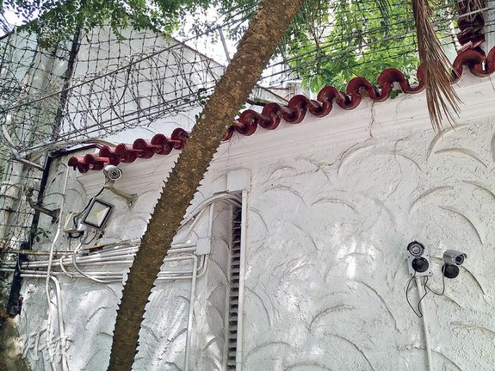 「彤叔」淺水灣道12號獨立屋保安非常嚴密,除圍牆裝有防盜鐵絲網外,前後門亦裝設多部閉路電視,更有保安駐守及保安中心監察。(林智傑攝) 「彤叔」淺水灣道12號獨立屋保安非常嚴密,除圍牆裝有防盜鐵絲網外,前後門亦裝設多部閉路電視,更有保安駐守及保安中心監察。(林智傑攝)