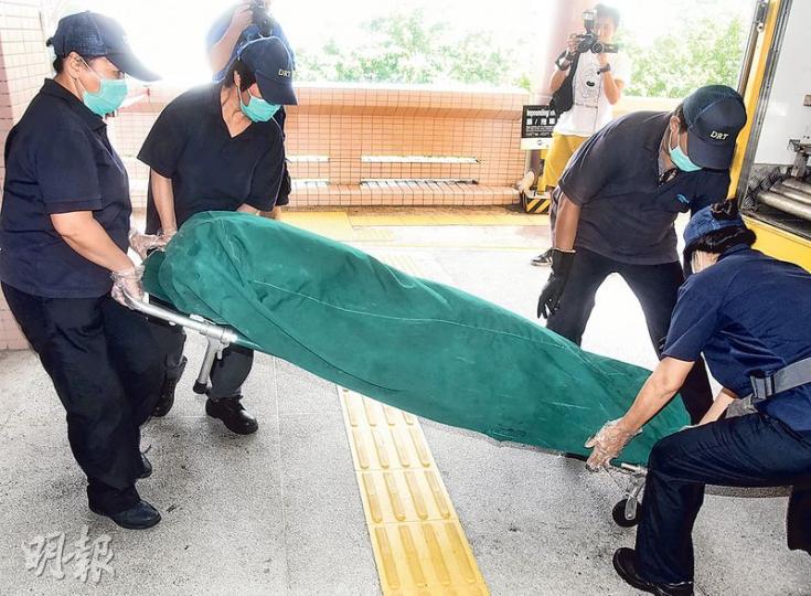 40歲孕婦上班期間猝死，一屍兩命，遺體由仵工舁送殮房等候驗屍確定死因。（林智傑攝）