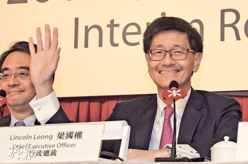 港鐵行政總裁梁國權(右)表示,目前正全力推展新鐵路項目,上半年亦取得不少進展,但仍面對不少挑戰,沙中線受各種因素影響,造價估算相信需要顯著上調。(李紹昌攝) 港鐵行政總裁梁國權(右)表示,目前正全力推展新鐵路項目,上半年亦取得不少進展,但仍面對不少挑戰,沙中線受各種因素影響,造價估算相信需要顯著上調。(李紹昌攝)