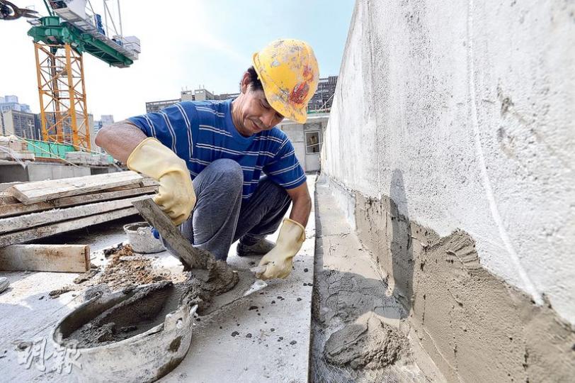 河砂是本港地盤常用的原材料,用作拌製混凝土或水泥砂漿,並用於外牆批盪工序。有工人指出,河砂較機製砂滑,用作拌製砂漿後所作的批盪,防水及穩固效能較佳。圖為黃大仙祠擴建地盤內,工人正進行批盪工序。(馮凱鍵攝)香港建築業物料聯會行政總裁寗漢崇(圖)憂慮,河砂供應缺乏,會令興建中的公營及私營房屋的工期及建造成本受影響,或需延誤兩至三個月。(馮凱鍵攝) 河砂是本港地盤常用的原材料,用作拌製混凝土或水泥砂漿,並用於外牆批盪工序。有工人指出,河砂較機製砂滑,用作拌製砂漿後所作的批盪,防水及穩固效能較佳。圖為黃大仙祠擴建地盤內,工人正進行批盪工序。(馮凱鍵攝)香港建築業物料聯會行政總裁寗漢崇(圖)憂慮,河砂供應缺乏,會令興建中的公營及私營房屋的工期及建造成本受影響,或需延誤兩至三個月。(馮凱鍵攝)