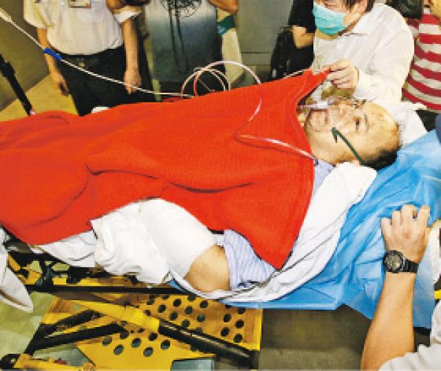 截去右小腿的男傷者(圖)昨晚送返港治理。(伍浦鋒攝) 截去右小腿的男傷者(圖)昨晚送返港治理。(伍浦鋒攝)