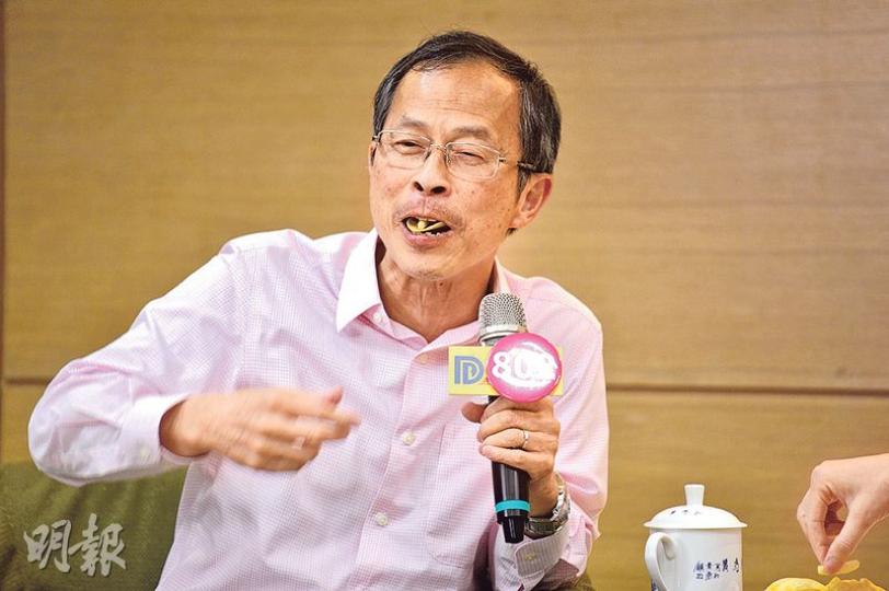 民建聯主席李慧琼喺節目為師父曾鈺成(圖)準備咗小食,曾鈺成一啖就將薯片同蝦條吞落肚,不過佢笑言其實自己應該係到咗「食花生」嘅年紀。(鄧宗弘攝) 民建聯主席李慧琼喺節目為師父曾鈺成(圖)準備咗小食,曾鈺成一啖就將薯片同蝦條吞落肚,不過佢笑言其實自己應該係到咗「食花生」嘅年紀。(鄧宗弘攝)