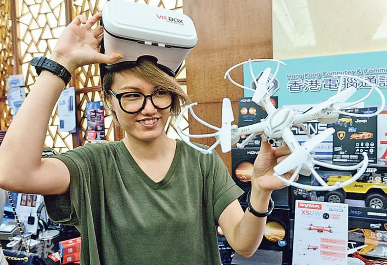 有本地參展商推出VR航拍機套裝,玩家戴上VR眼鏡,能如臨實景般觀看到航拍機拍到的影像,商戶稱可為玩家帶來刺激感。(劉焌陶攝)有商戶出售體積較細的入門版3D打印機,高35厘米,售價為3280元,較高級版便宜近一半,並附送一支3D筆。商戶過去向中小學推廣該產品,主要應用在興趣班,稱有助學生掌握3D物體的概念。(劉焌陶攝) 有本地參展商推出VR航拍機套裝,玩家戴上VR眼鏡,能如臨實景般觀看到航拍機拍到的影像,商戶稱可為玩家帶來刺激感。(劉焌陶攝)有商戶出售體積較細的入門版3D打印機,高35厘米,售價為3280元,較高級版便宜近一半,並附送一支3D筆。商戶過去向中小學推廣該產品,主要應用在興趣班,稱有助學生掌握3D物體的概念。(劉焌陶攝)