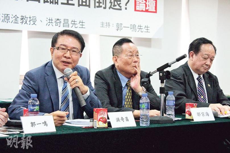 台灣海基會前董事長洪奇昌(左)昨在港稱,目前的兩岸關係雖有倒退,但沒陳水扁時期那麼差。右為兩岸關係學者邵宗海。(楊立贇攝) 台灣海基會前董事長洪奇昌(左)昨在港稱,目前的兩岸關係雖有倒退,但沒陳水扁時期那麼差。右為兩岸關係學者邵宗海。(楊立贇攝)