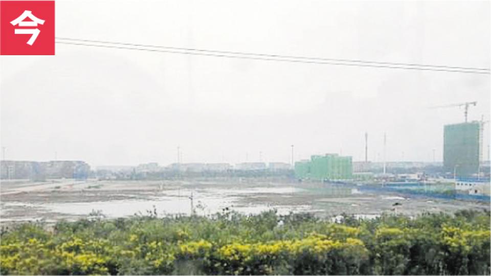 官方宣布將建立紀念碑與群雕像祭奠犧牲消防員的海港生態公園並沒太大進展,遠看爆炸點依然是一個積水的大坑,有工人稱因土壤被化學品污染,要換土後才能建公園。(明報記者攝) 官方宣布將建立紀念碑與群雕像祭奠犧牲消防員的海港生態公園並沒太大進展,遠看爆炸點依然是一個積水的大坑,有工人稱因土壤被化學品污染,要換土後才能建公園。(明報記者攝)