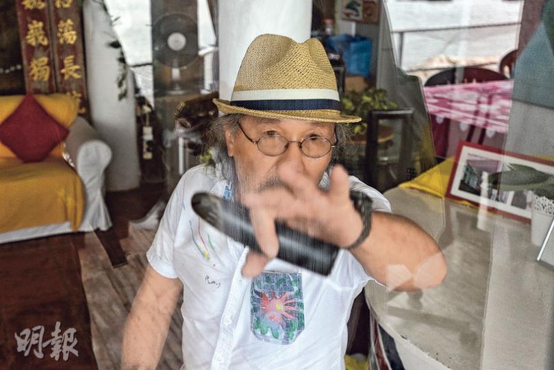 石澳僭建大宅戶主葉華明拒絕回應非法擴建問題,並要求記者離開。(楊柏賢攝) 石澳僭建大宅戶主葉華明拒絕回應非法擴建問題,並要求記者離開。(楊柏賢攝)
