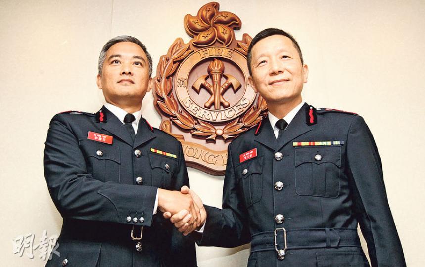 下周一開始退休前休假的消防處長黎文軒(右),昨與候任消防處長李建日(左)會見傳媒,談及撲滅九龍灣迷你倉大火的困難及挑戰,以及未來在措施及裝備上的檢討安排。(李紹昌攝) 下周一開始退休前休假的消防處長黎文軒(右),昨與候任消防處長李建日(左)會見傳媒,談及撲滅九龍灣迷你倉大火的困難及挑戰,以及未來在措施及裝備上的檢討安排。(李紹昌攝)