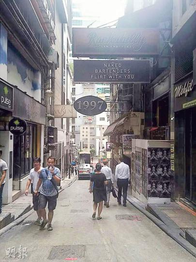 作為蘭桂坊地標、經歷不少大時代的97吧,敵不過時代變遷,棄租多年的舖位。該舖大部分樓面,據悉已由另一飲食集團以每月30萬元租用。(劉詠怡攝) 作為蘭桂坊地標、經歷不少大時代的97吧,敵不過時代變遷,棄租多年的舖位。該舖大部分樓面,據悉已由另一飲食集團以每月30萬元租用。(劉詠怡攝)