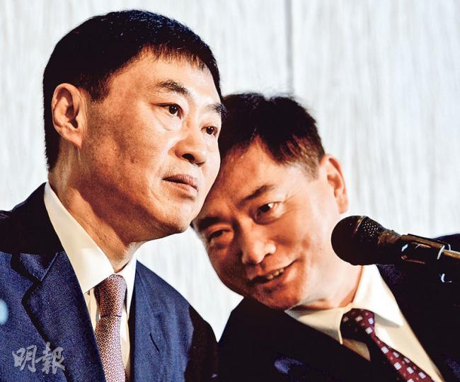 中移動主席尚冰(左)表示,今年中期派息金額受匯率變動有所減少,公司將認真研究派息政策,以平衡企業發展與股東利益。(劉焌陶攝) 中移動主席尚冰(左)表示,今年中期派息金額受匯率變動有所減少,公司將認真研究派息政策,以平衡企業發展與股東利益。(劉焌陶攝)