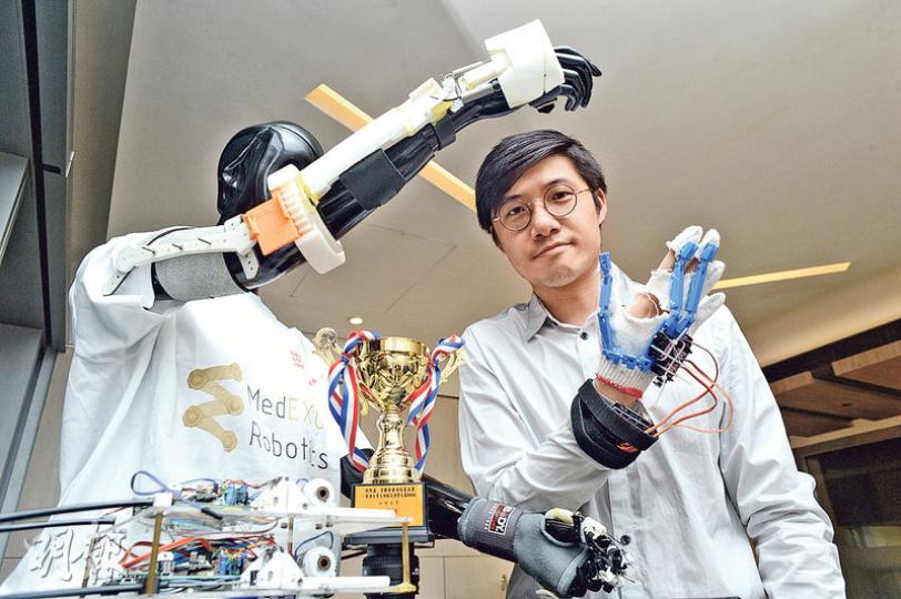 MedEXO Robotics創辦人禤彥勳中六時差一點就成為「星之子」,他現正研發一款外骨骼機械臂,可以紓緩柏金遜病人因神經障礙而引致的手震和手指僵硬徵狀,希望半年後推出。(鍾林枝攝) MedEXO Robotics創辦人禤彥勳中六時差一點就成為「星之子」,他現正研發一款外骨骼機械臂,可以紓緩柏金遜病人因神經障礙而引致的手震和手指僵硬徵狀,希望半年後推出。(鍾林枝攝)