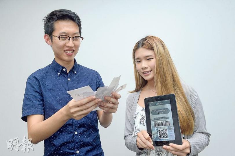 「收據易」共同創辦人陳彥勳(左)、呂苑愉表示,該公司的方案,是以電子化收據來取代傳統的紙張收據,以解決保存收據的煩惱,預料今個月將有一間科技產品專門店率先採用。(鍾林枝攝) 「收據易」共同創辦人陳彥勳(左)、呂苑愉表示,該公司的方案,是以電子化收據來取代傳統的紙張收據,以解決保存收據的煩惱,預料今個月將有一間科技產品專門店率先採用。(鍾林枝攝)